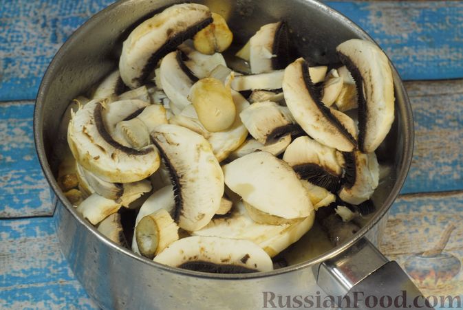 Фото приготовления рецепта: Говяжьи рёбрышки, тушенные с грибами и сметаной - шаг №10