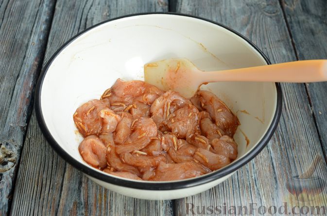 Фото приготовления рецепта: Куриное филе в соево-томатном маринаде, жаренное с цветной капустой - шаг №4
