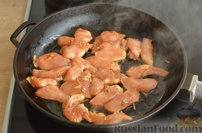 Фото приготовления рецепта: Куриное филе в соево-томатном маринаде, жаренное с цветной капустой - шаг №9