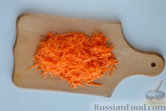 Фото приготовления рецепта: Жареная капуста с морковью и луком - шаг №4