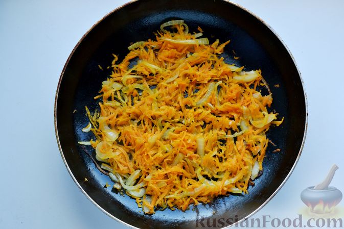 Фото приготовления рецепта: Жареная капуста с морковью и луком - шаг №5