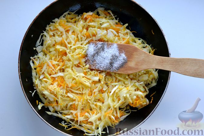 Фото приготовления рецепта: Жареная капуста с морковью и луком - шаг №6