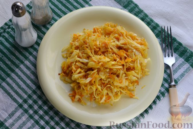 Фото приготовления рецепта: Жареная капуста с морковью и луком - шаг №8