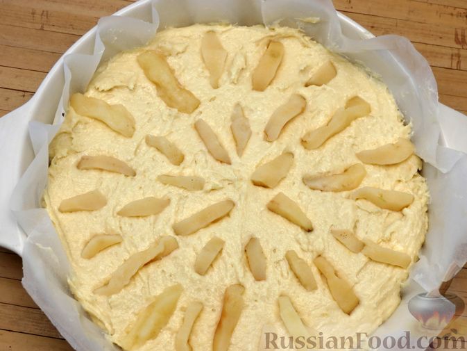 Фото приготовления рецепта: Творожный пирог с айвой и цедрой лимона - шаг №10