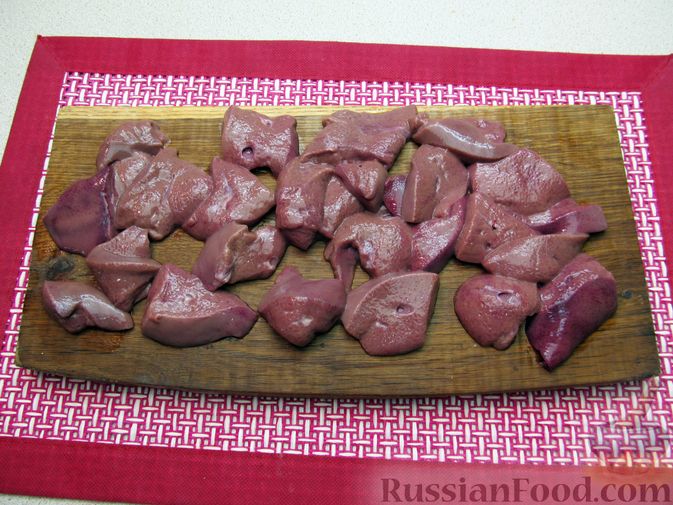 Фото приготовления рецепта: Свиная печень, запечённая с морковью, луком и сыром - шаг №2