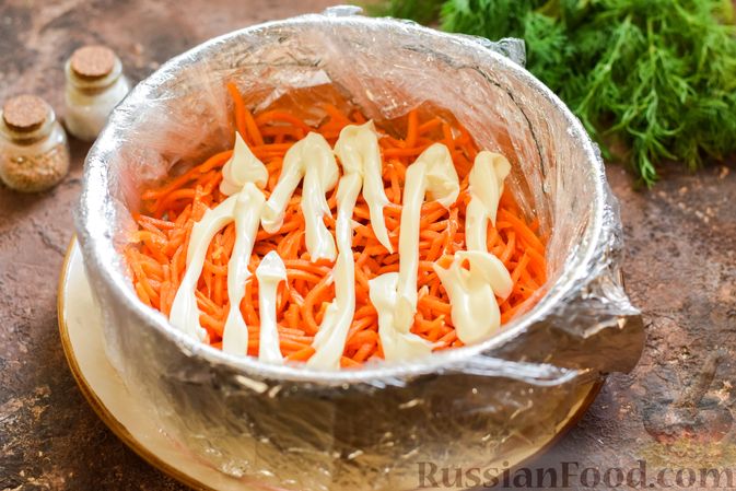 Фото приготовления рецепта: Слоёный салат с курицей, кукурузой, морковью по-корейски и сыром - шаг №11