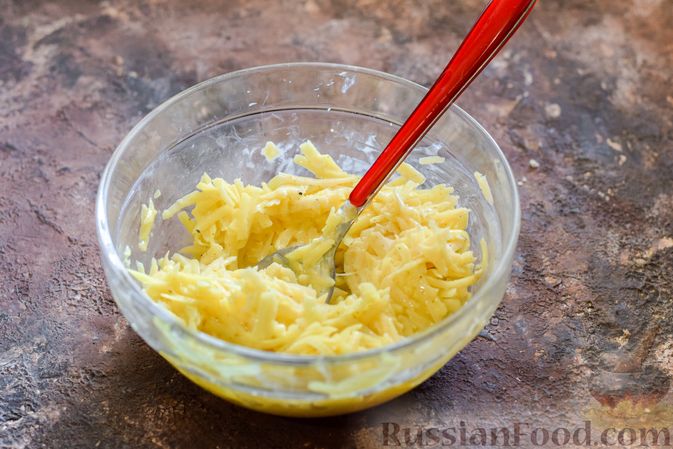 Фото приготовления рецепта: Куриное филе, запечённое под картофельно-сырной "шубкой" - шаг №7