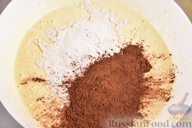 Фото приготовления рецепта: Шоколадный бисквит с заварным кремом - шаг №4