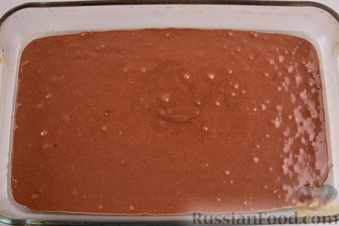 Фото приготовления рецепта: Шоколадный бисквит с заварным кремом - шаг №5