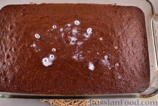 Фото приготовления рецепта: Шоколадный бисквит с заварным кремом - шаг №9