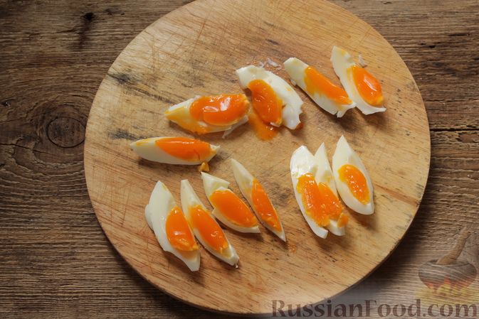 Фото приготовления рецепта: Салат с курицей, фетой, красным луком и яйцами - шаг №2