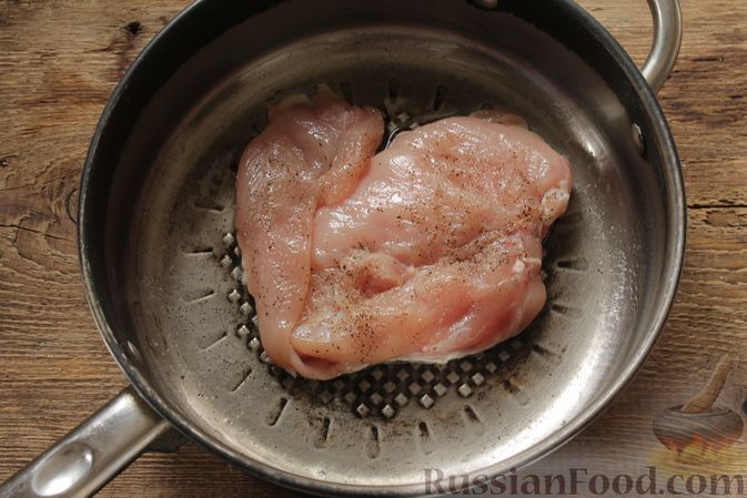 Фото приготовления рецепта: Салат с курицей, фетой, красным луком и яйцами - шаг №4
