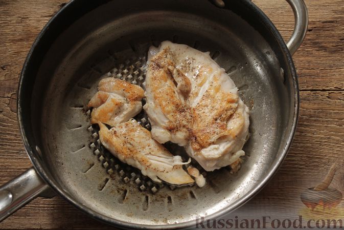 Фото приготовления рецепта: Салат с курицей, фетой, красным луком и яйцами - шаг №5