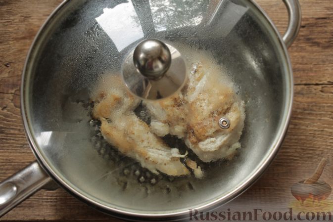 Фото приготовления рецепта: Салат с курицей, фетой, красным луком и яйцами - шаг №6