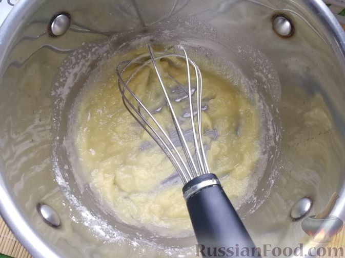Фото приготовления рецепта: Картофельная запеканка с ветчиной, сыром и соусом бешамель - шаг №2