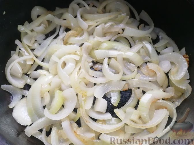 Фото приготовления рецепта: Картофельная запеканка с ветчиной, сыром и соусом бешамель - шаг №5
