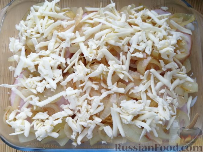 Фото приготовления рецепта: Картофельная запеканка с ветчиной, сыром и соусом бешамель - шаг №11