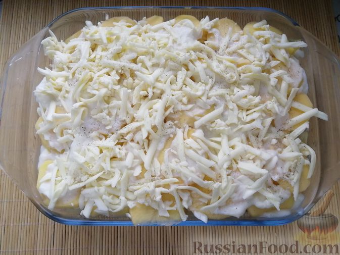 Фото приготовления рецепта: Картофельная запеканка с ветчиной, сыром и соусом бешамель - шаг №12