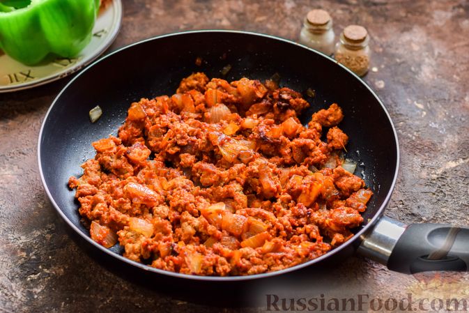 Фото приготовления рецепта: Болгарский перец с начинкой из спагетти с мясным фаршем - шаг №5