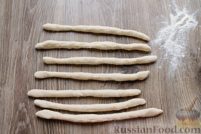 Фото приготовления рецепта: Сосиски-спиральки в дрожжевом тесте, на шпажках - шаг №8