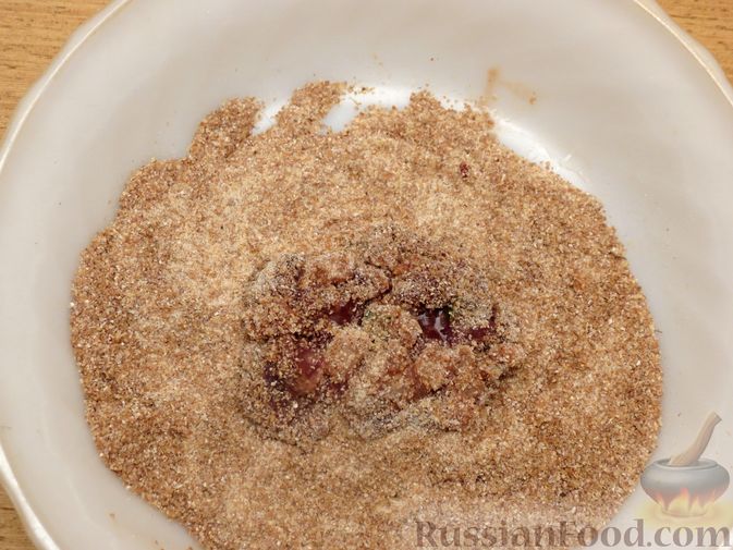Фото приготовления рецепта: Запечённые рубленые котлеты из куриной печени в томатном соусе - шаг №7