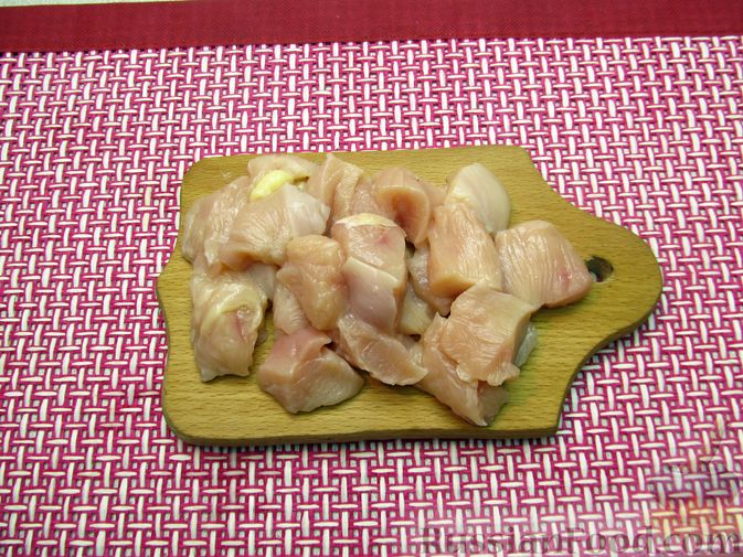 Фото приготовления рецепта: Щи из свежей капусты с курицей, сладким перцем и молоком - шаг №2