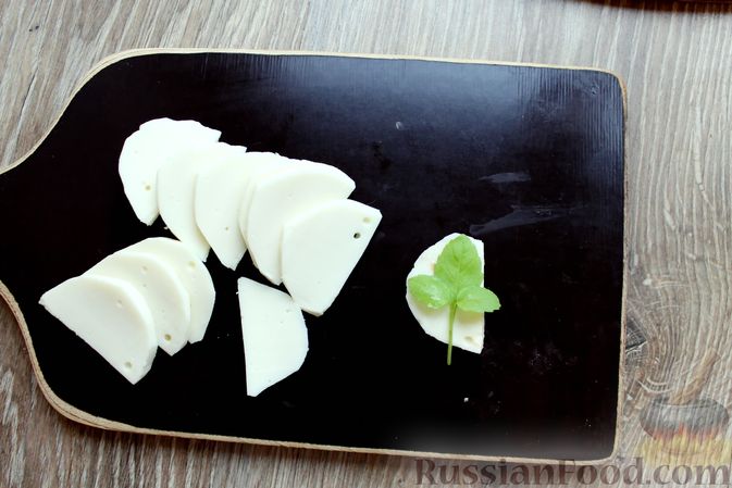 Фото приготовления рецепта: Запечённая куриная грудка "Капрезе" с помидорами, сыром и базиликом - шаг №7
