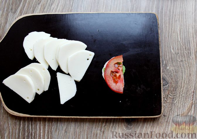 Фото приготовления рецепта: Запечённая куриная грудка "Капрезе" с помидорами, сыром и базиликом - шаг №8