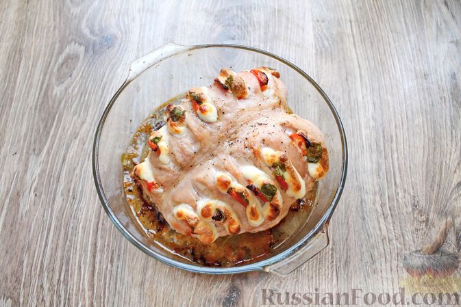 Фото приготовления рецепта: Запечённая куриная грудка "Капрезе" с помидорами, сыром и базиликом - шаг №10
