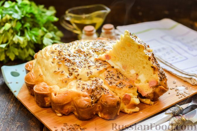 Фото приготовления рецепта: Заливной пирог с колбасой, сыром и яйцами - шаг №13