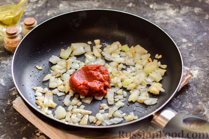 Фото приготовления рецепта: Щи из свежей капусты со свининой и помидорами - шаг №10