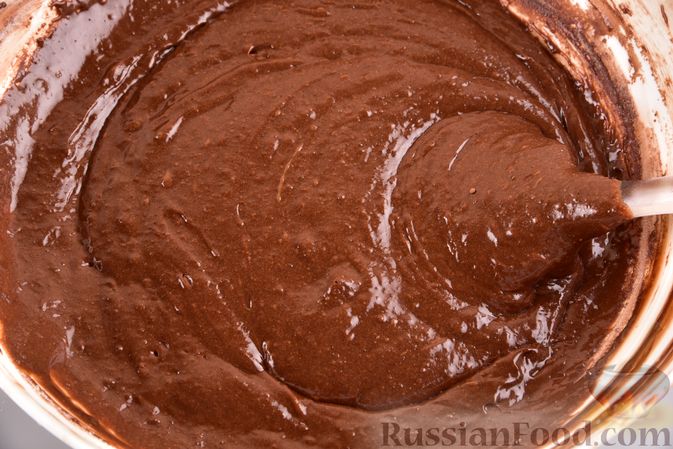 Фото приготовления рецепта: Шоколадные брауни с безе "Привидения" - шаг №7