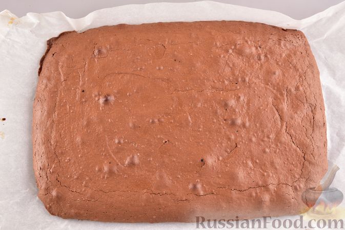 Фото приготовления рецепта: Шоколадные брауни с безе "Привидения" - шаг №9