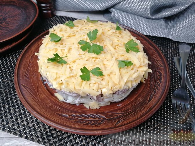 Фото к рецепту: Слоёный салат с говядиной, сыром, яйцами и маринованным луком