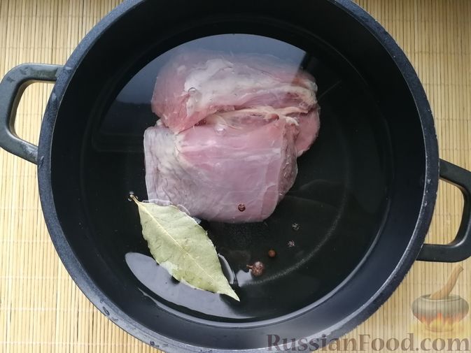 Фото приготовления рецепта: Слоёный салат с говядиной, сыром, яйцами и маринованным луком - шаг №1