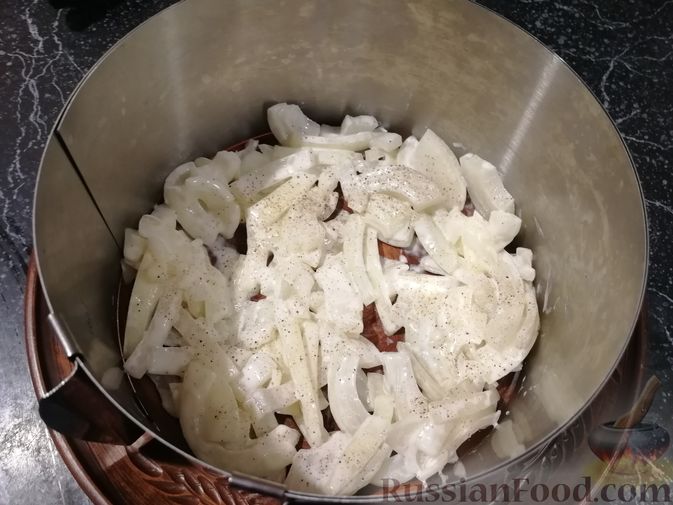 Фото приготовления рецепта: Слоёный салат с говядиной, сыром, яйцами и маринованным луком - шаг №7