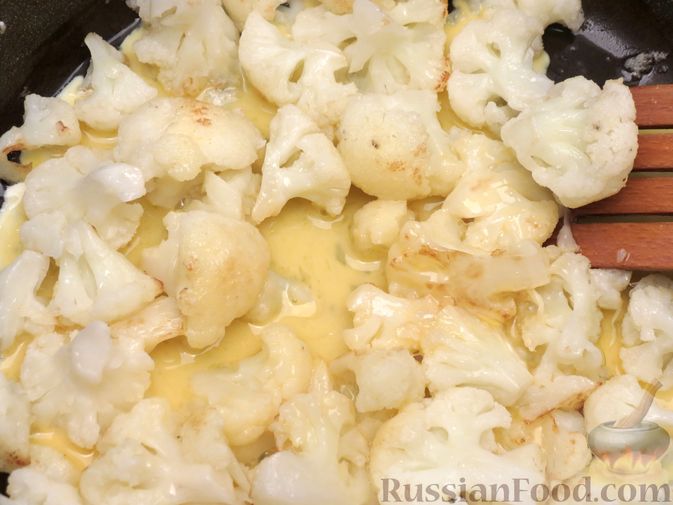 Фото приготовления рецепта: Цветная капуста, жаренная с яйцами и сыром - шаг №6