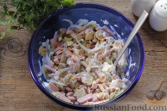 Фото приготовления рецепта: Салат с ветчиной, маринованными шампиньонами, огурцами и яйцами - шаг №7
