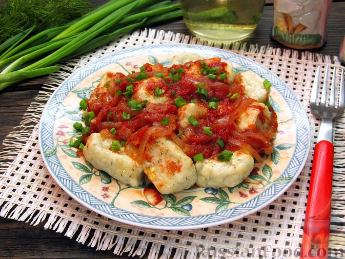 Фото к рецепту: Несладкие ленивые вареники с томатным соусом