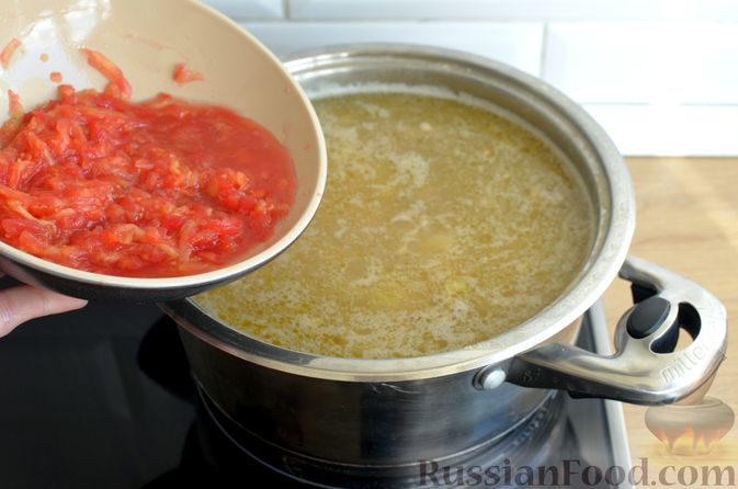 Фото приготовления рецепта: Суп с чечевицей и мясным фаршем - шаг №13