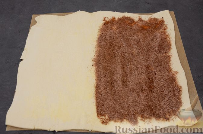 Фото приготовления рецепта: Пирог "Ель" из слоёного теста, с какао и корицей - шаг №6