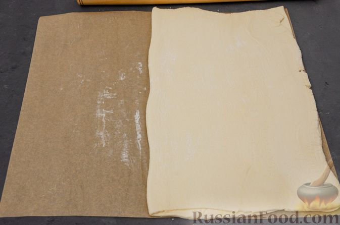 Фото приготовления рецепта: Пирог "Ель" из слоёного теста, с какао и корицей - шаг №7