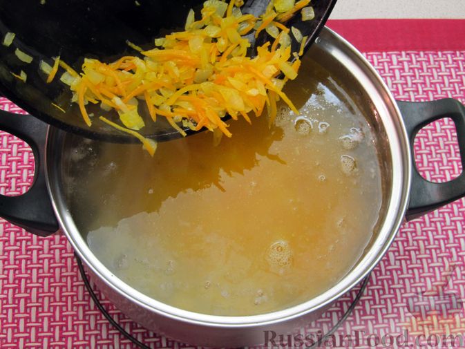 Фото приготовления рецепта: Суп с куриными фрикадельками и пшеном - шаг №10