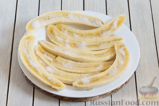 Фото приготовления рецепта: Жареные бананы со сливочной карамелью и кунжутом - шаг №3