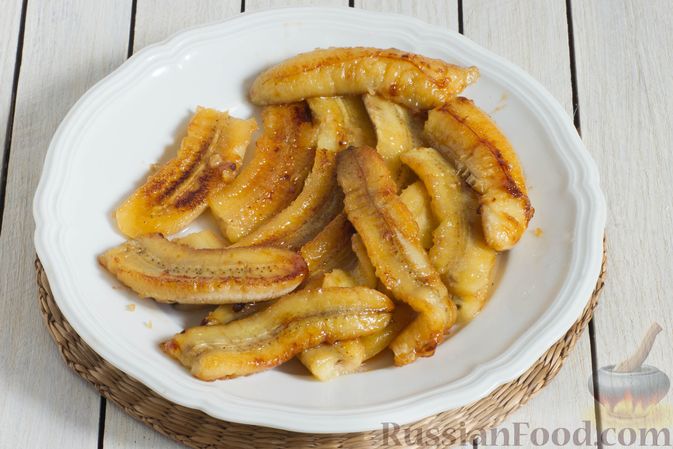 Фото приготовления рецепта: Жареные бананы со сливочной карамелью и кунжутом - шаг №6