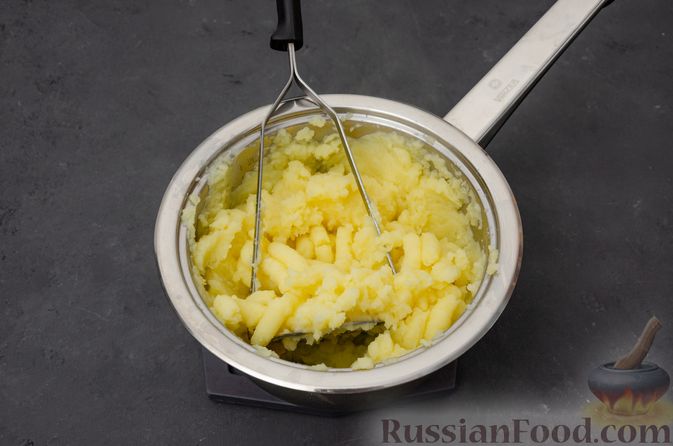Фото приготовления рецепта: Картофельная запеканка с сёмгой и шпинатом - шаг №4