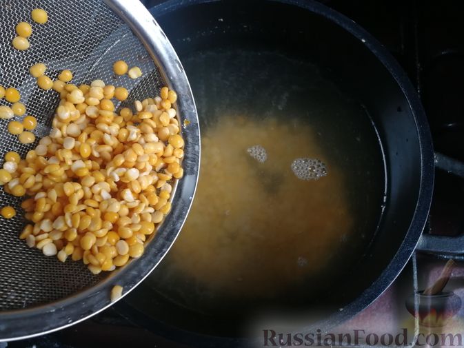 Фото приготовления рецепта: Острый гороховый суп с тыквой - шаг №3