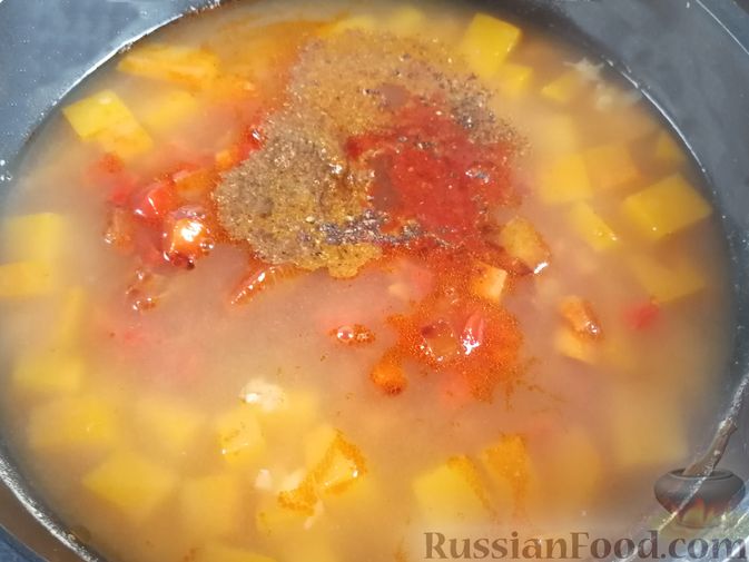 Фото приготовления рецепта: Острый гороховый суп с тыквой - шаг №10
