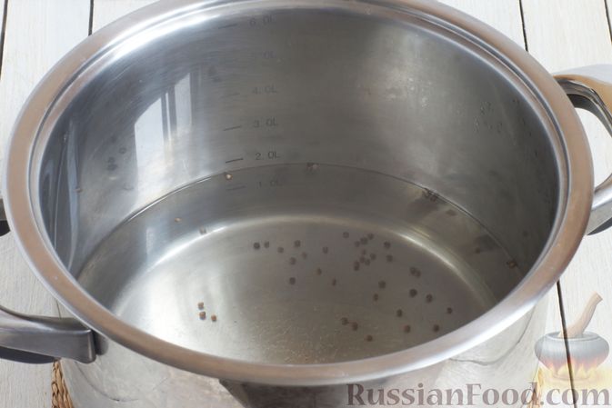 Фото приготовления рецепта: Маринованная капуста со свёклой и сельдереем - шаг №6