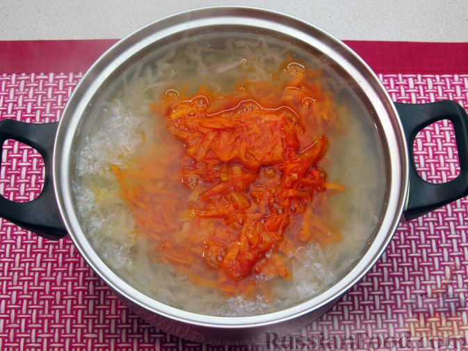 Фото приготовления рецепта: Щи с консервированной рыбой и томатной пастой - шаг №11